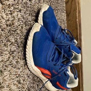These shoe are blue and red they are a boys size 7 the are worn but still good